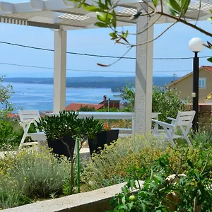 Tommy Apartment Barbat na Rabu